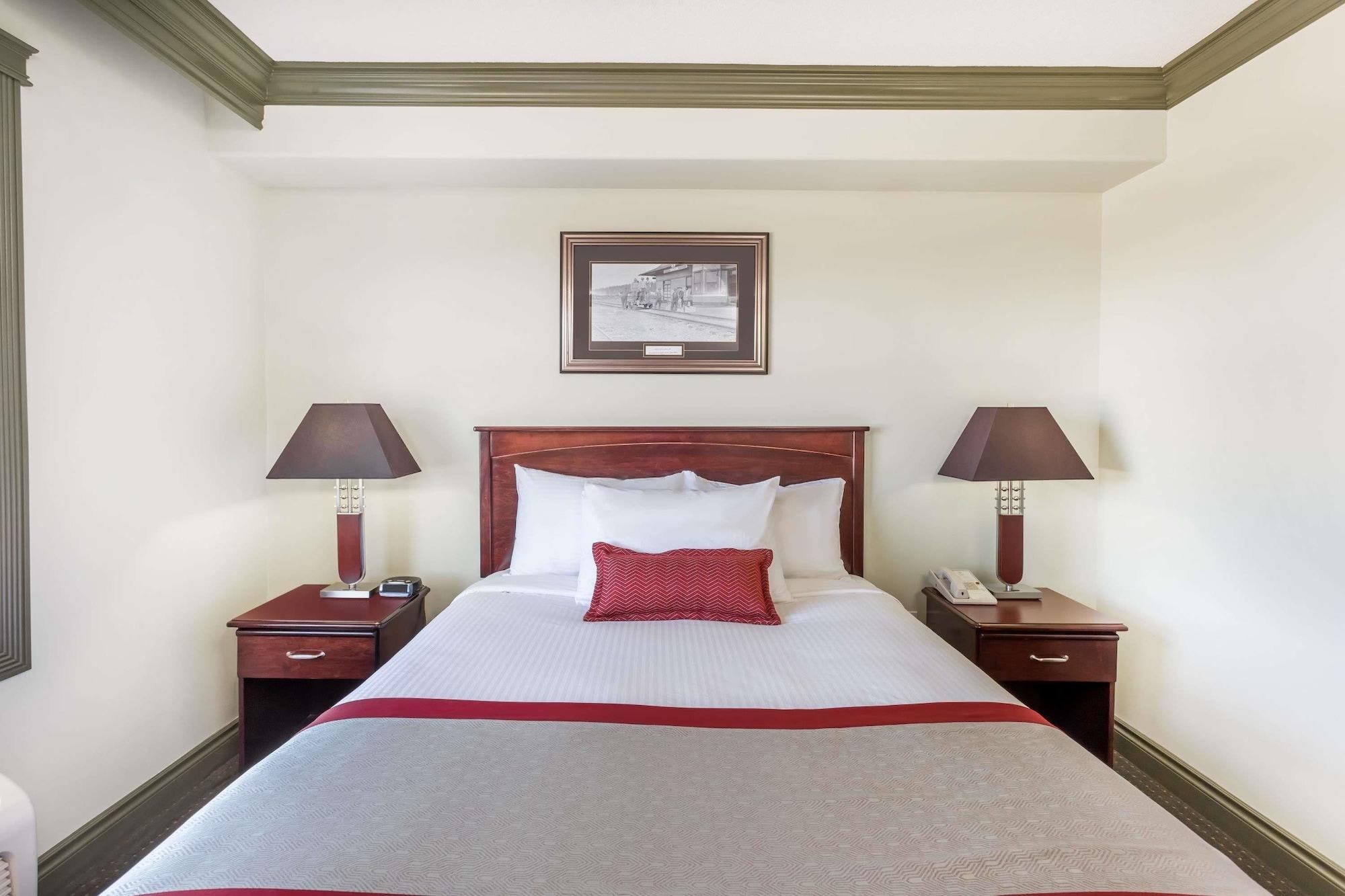 Hotel Ramada By Wyndham Hinton Exterior foto
