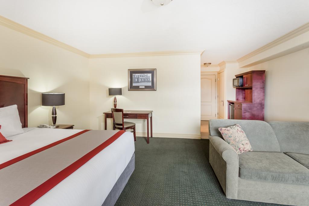 Hotel Ramada By Wyndham Hinton Exterior foto