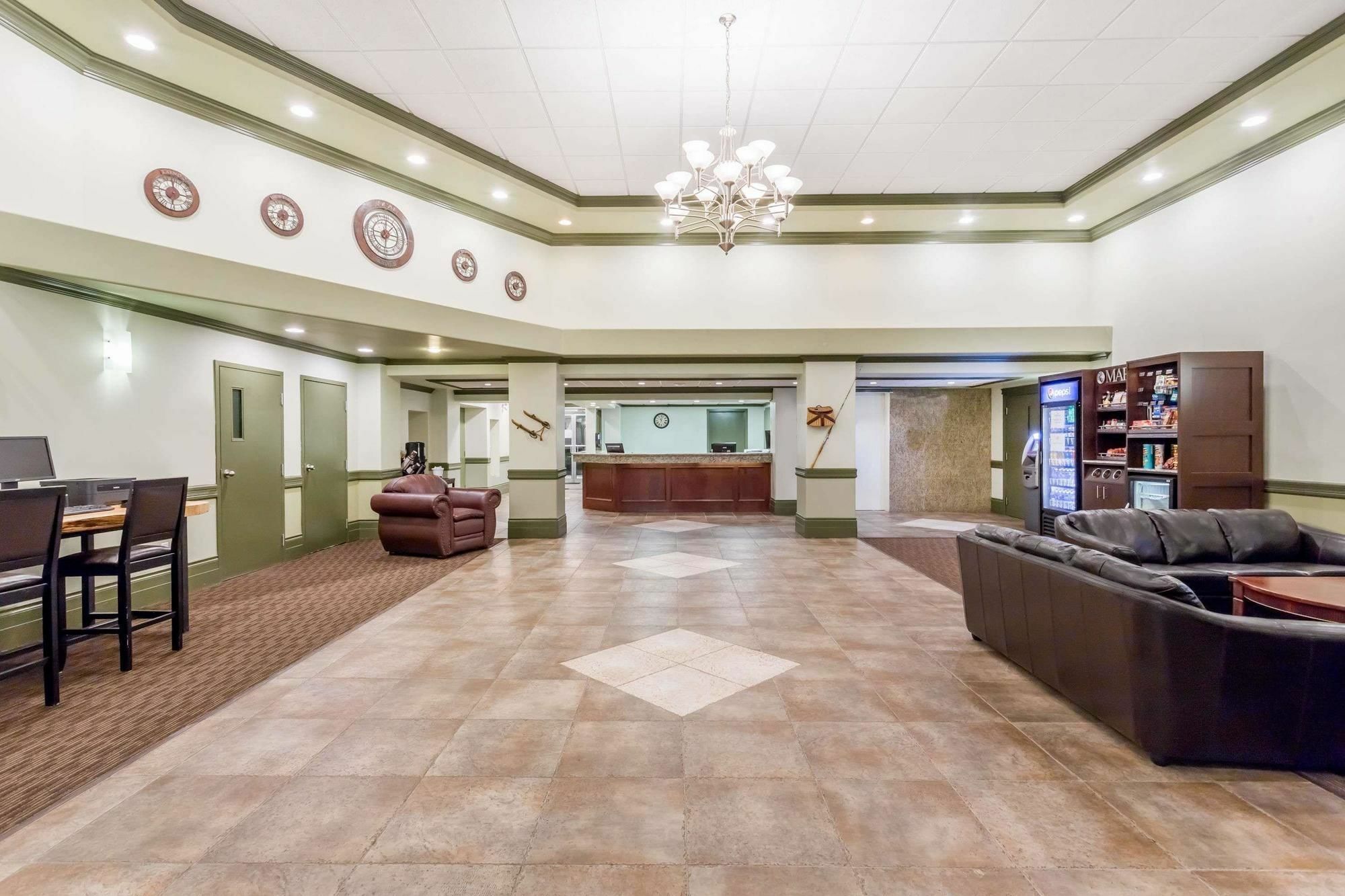 Hotel Ramada By Wyndham Hinton Exterior foto
