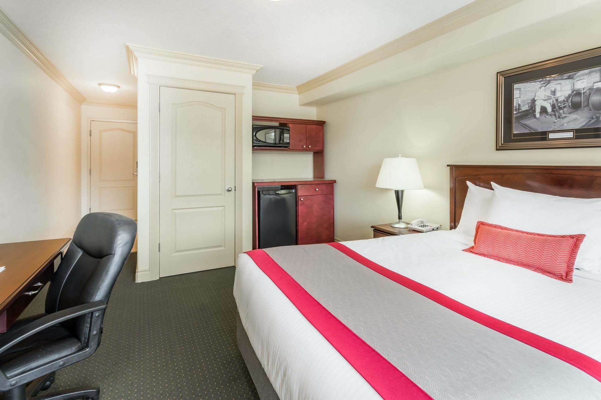 Hotel Ramada By Wyndham Hinton Exterior foto