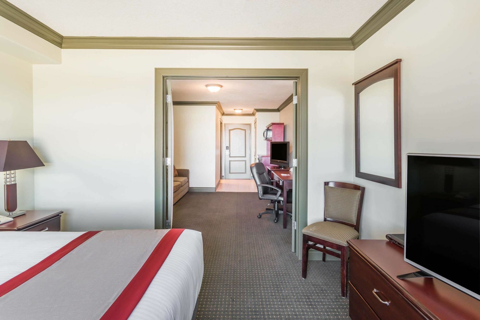 Hotel Ramada By Wyndham Hinton Exterior foto